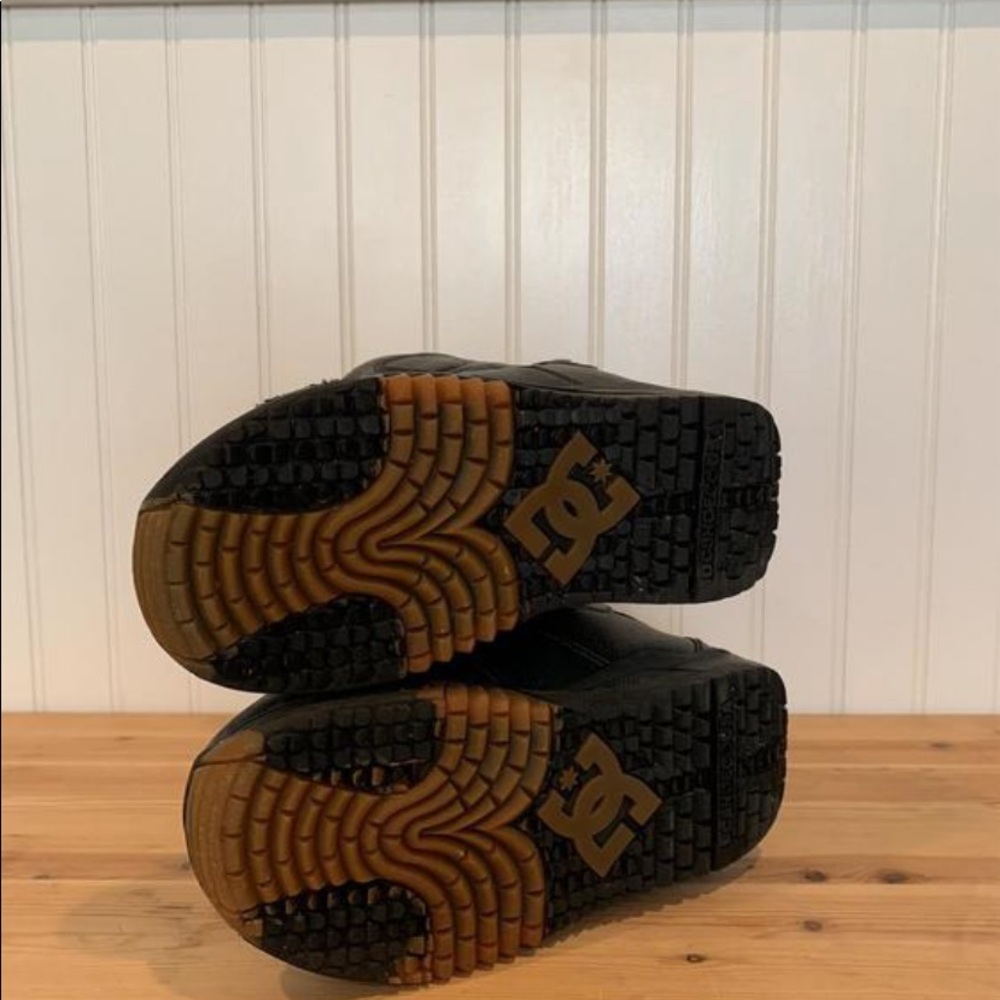 Snowboarding boots